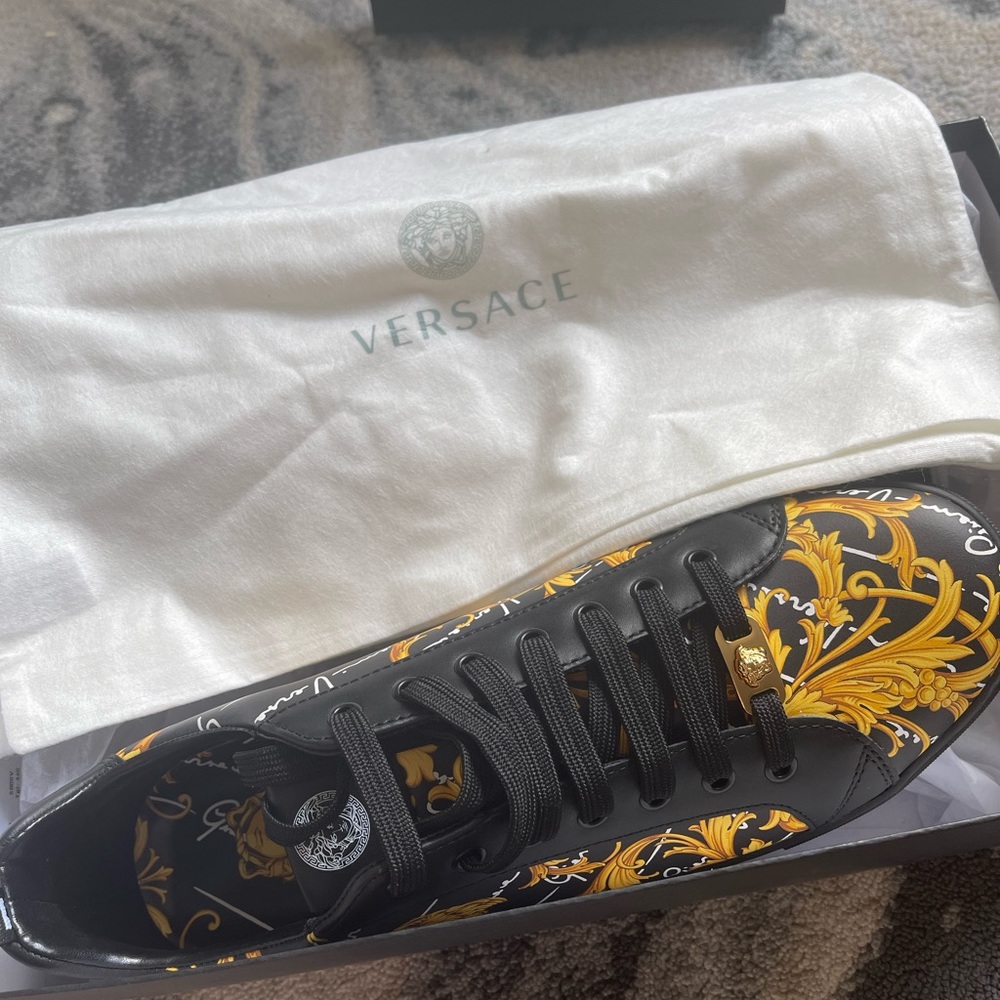 ♥️SOLD♥️Brand new Versace full set